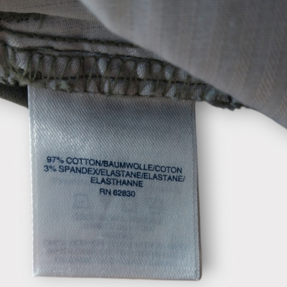 LANDS' END WOMEN'S SIZE 10 MID RISE SAGE GREEN 💚 MULTI POCKET SHORTS. - Picture 4 of 6